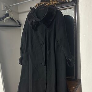 Vintage Bonds Black Fur-Trimmed Women's Cape